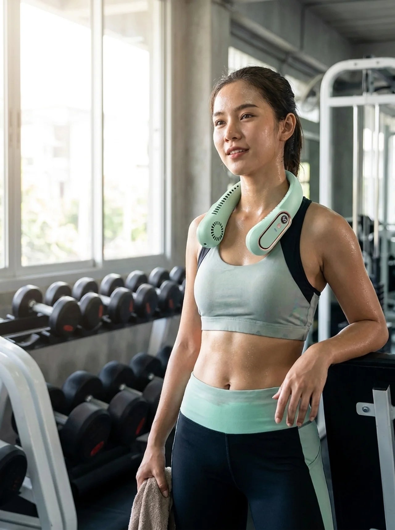 Mujer en el gimnasio con el ventilador de cuello Brizé